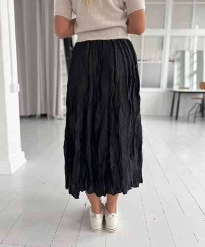 Rose W black skirt