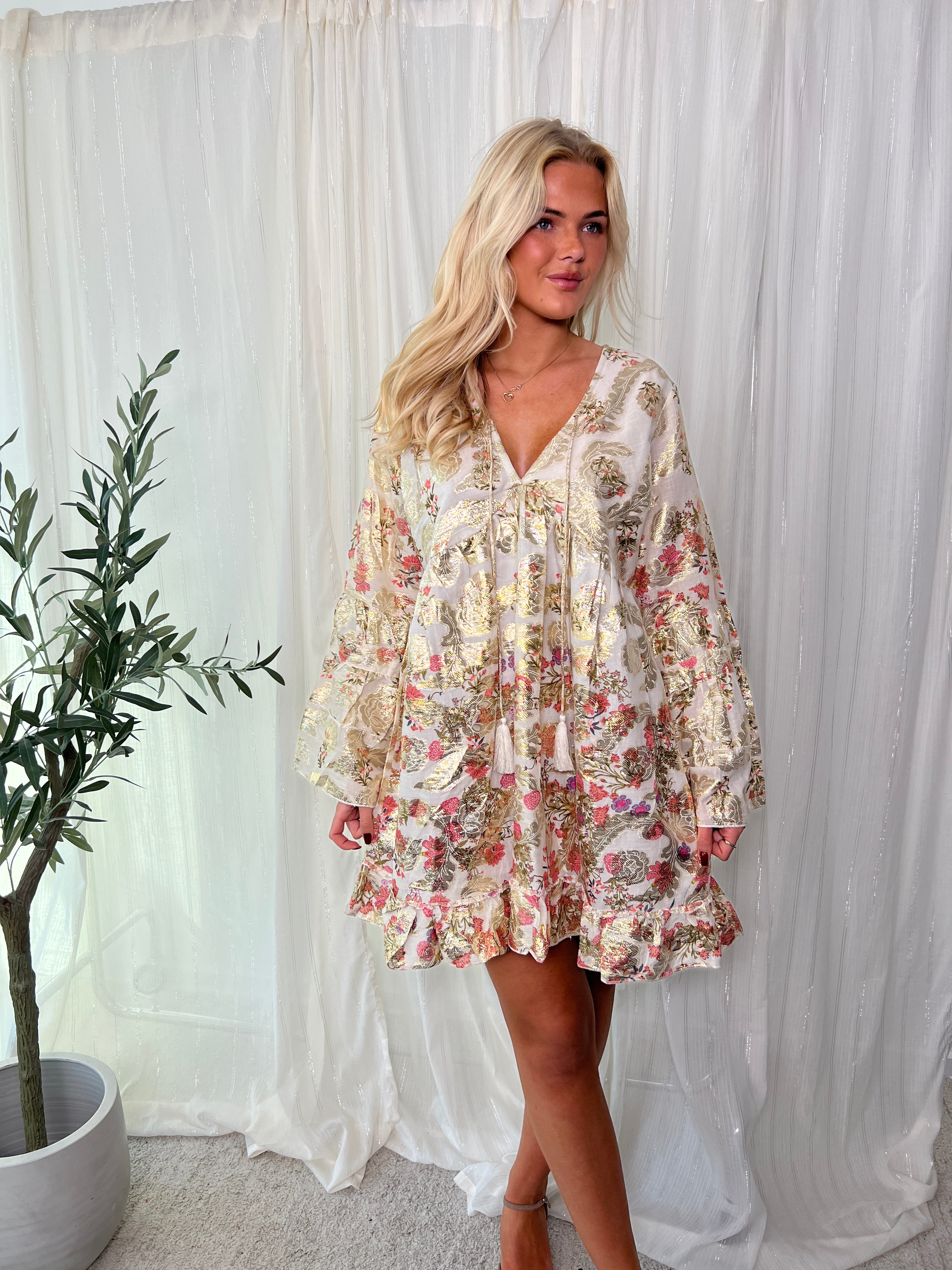 Ibbi golden flower dress fra webshoppen Aaberg Copenhagen
