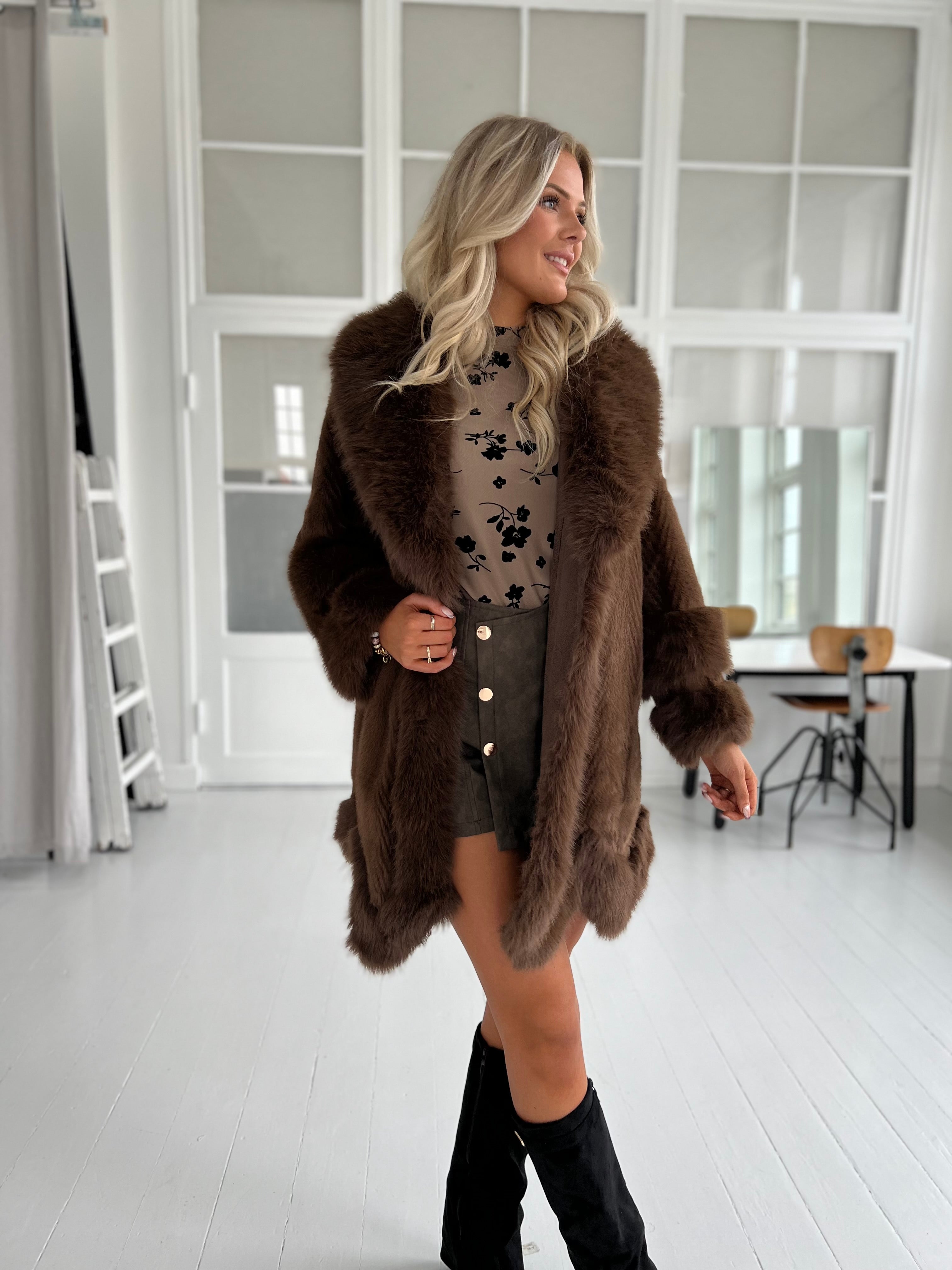 Azaka choko faux fur (9240) - Set forfra, viser pels ved krave og ærmer - Fra webshoppen Aaberg Copenhagen