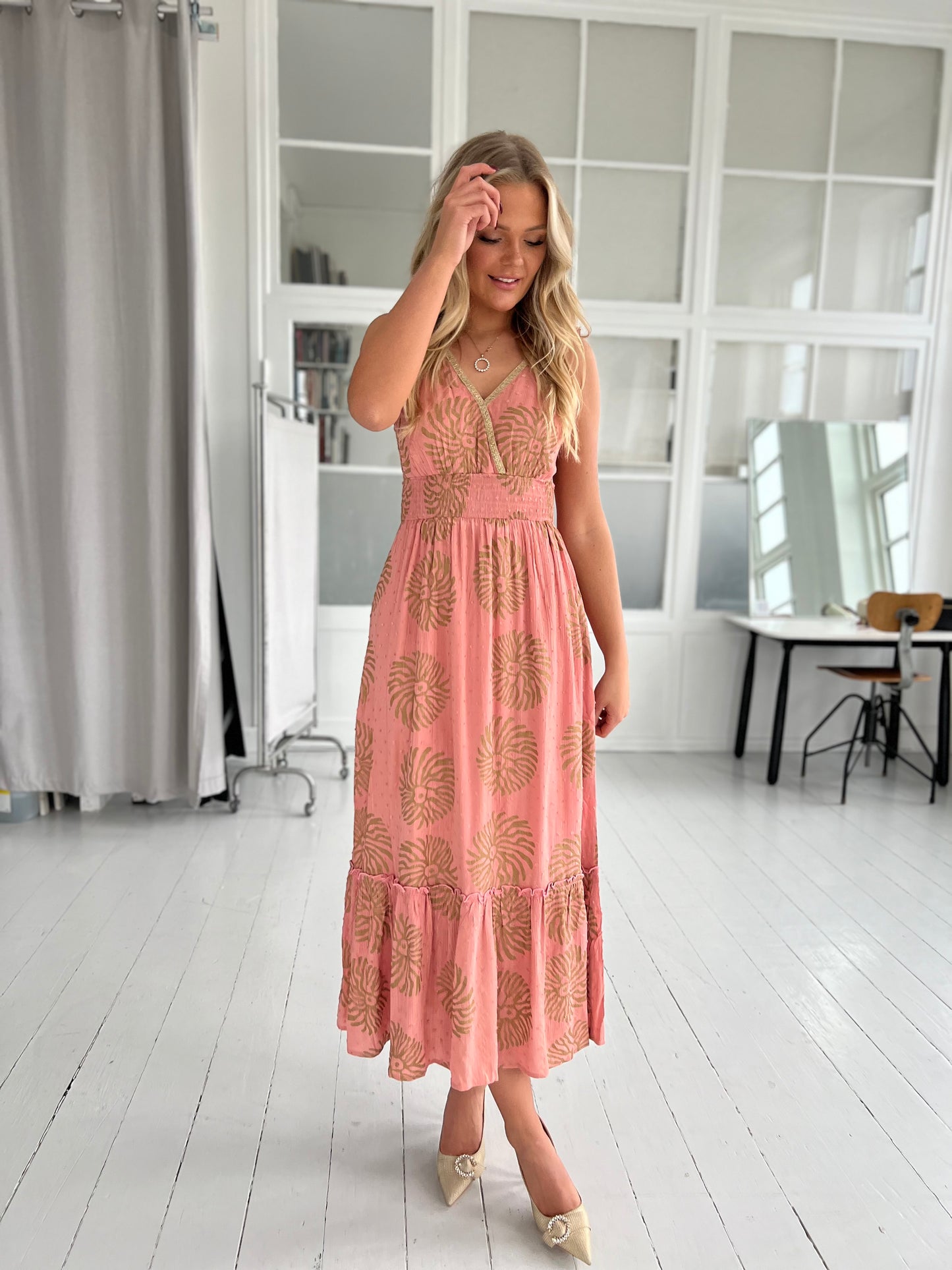 Model i Flam laksefarvet kjole (211) fra webshoppen Aaberg Copenhagen