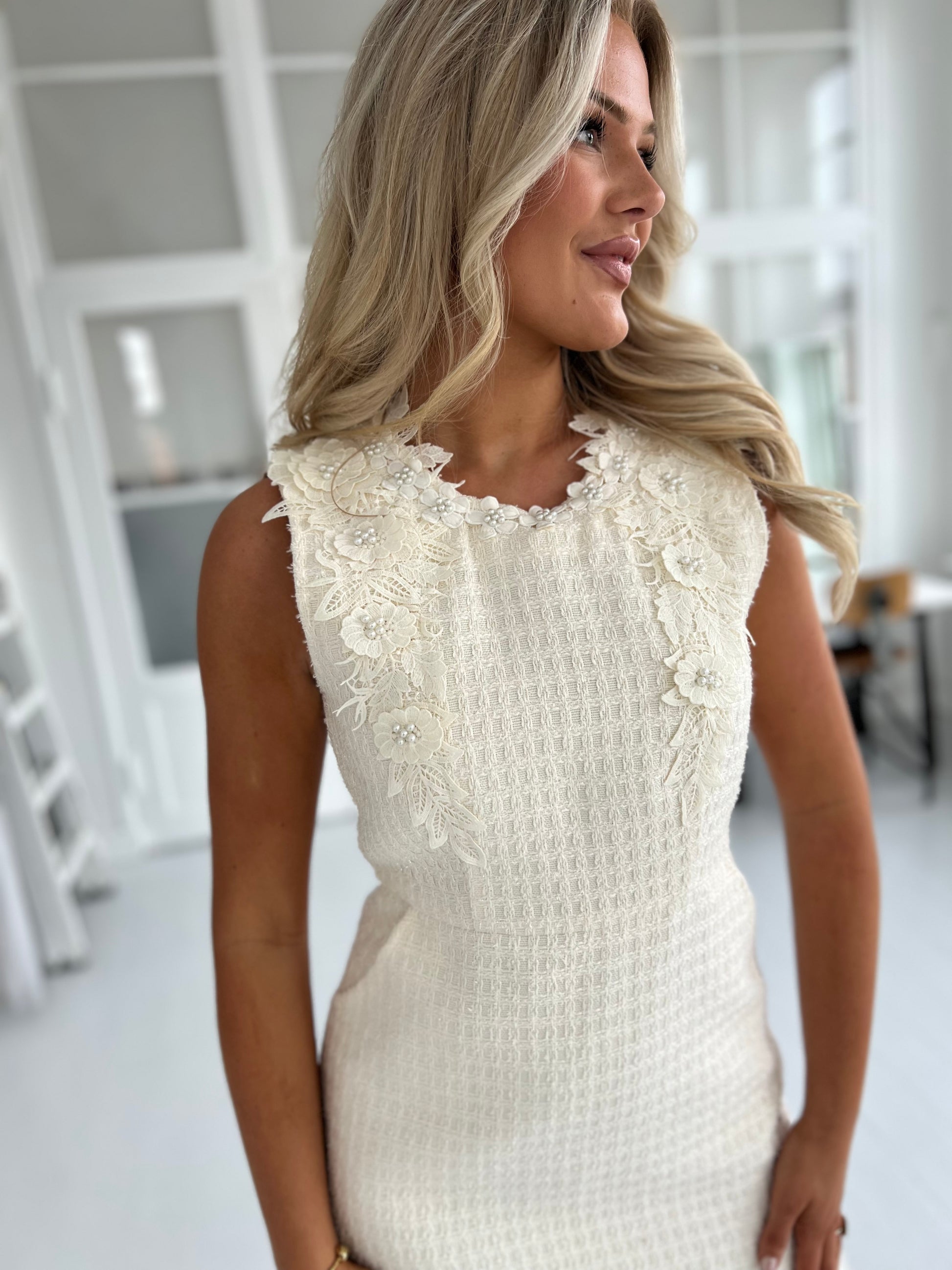 Lily White boucle dress (3380) - Fokus på blomster detaljer - fra webshoppen Aaberg Copenhagen