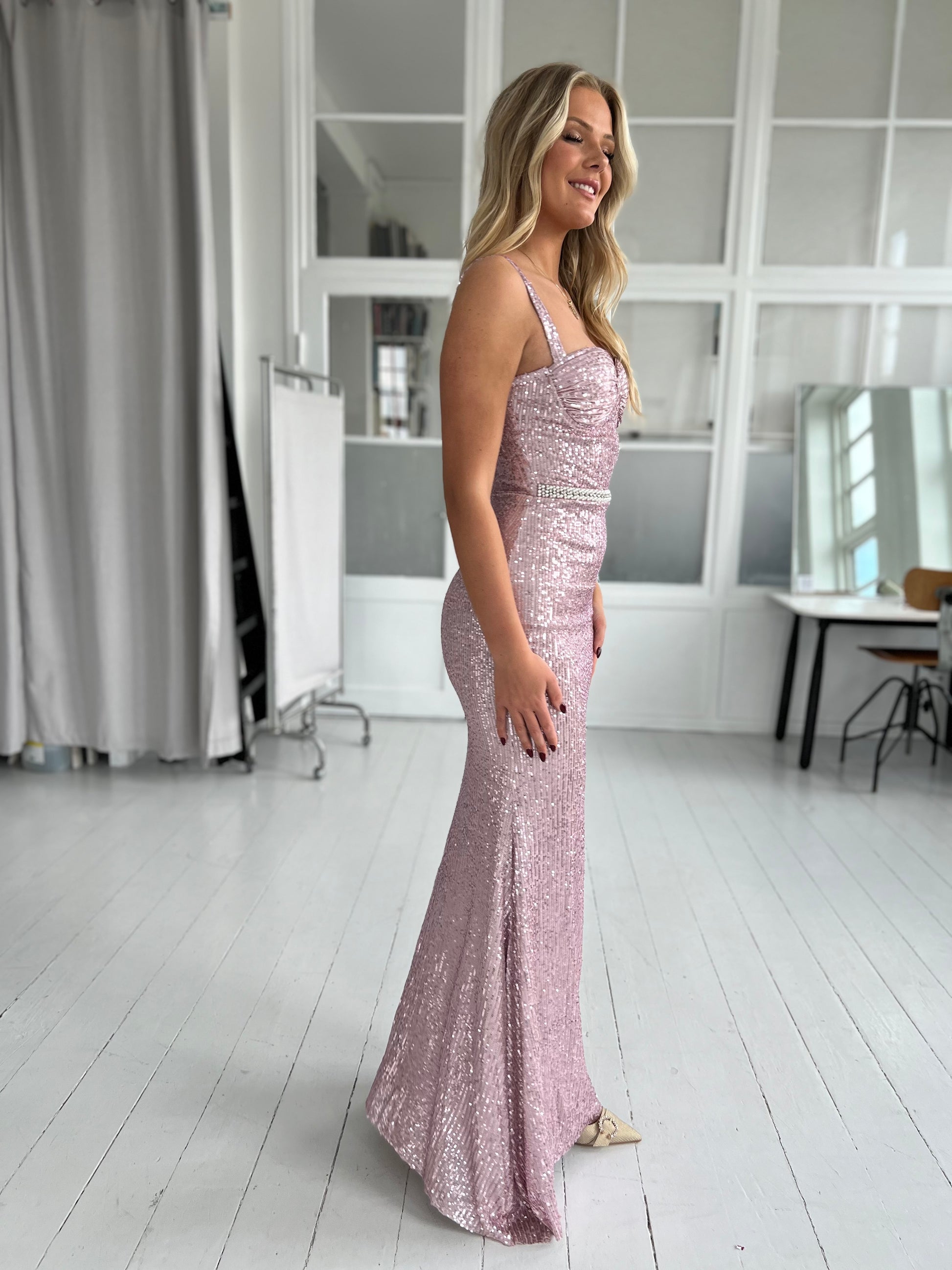 Model i Soky rosa paillette lang kjole (21257) fra webshoppen Aaberg Copenhagen