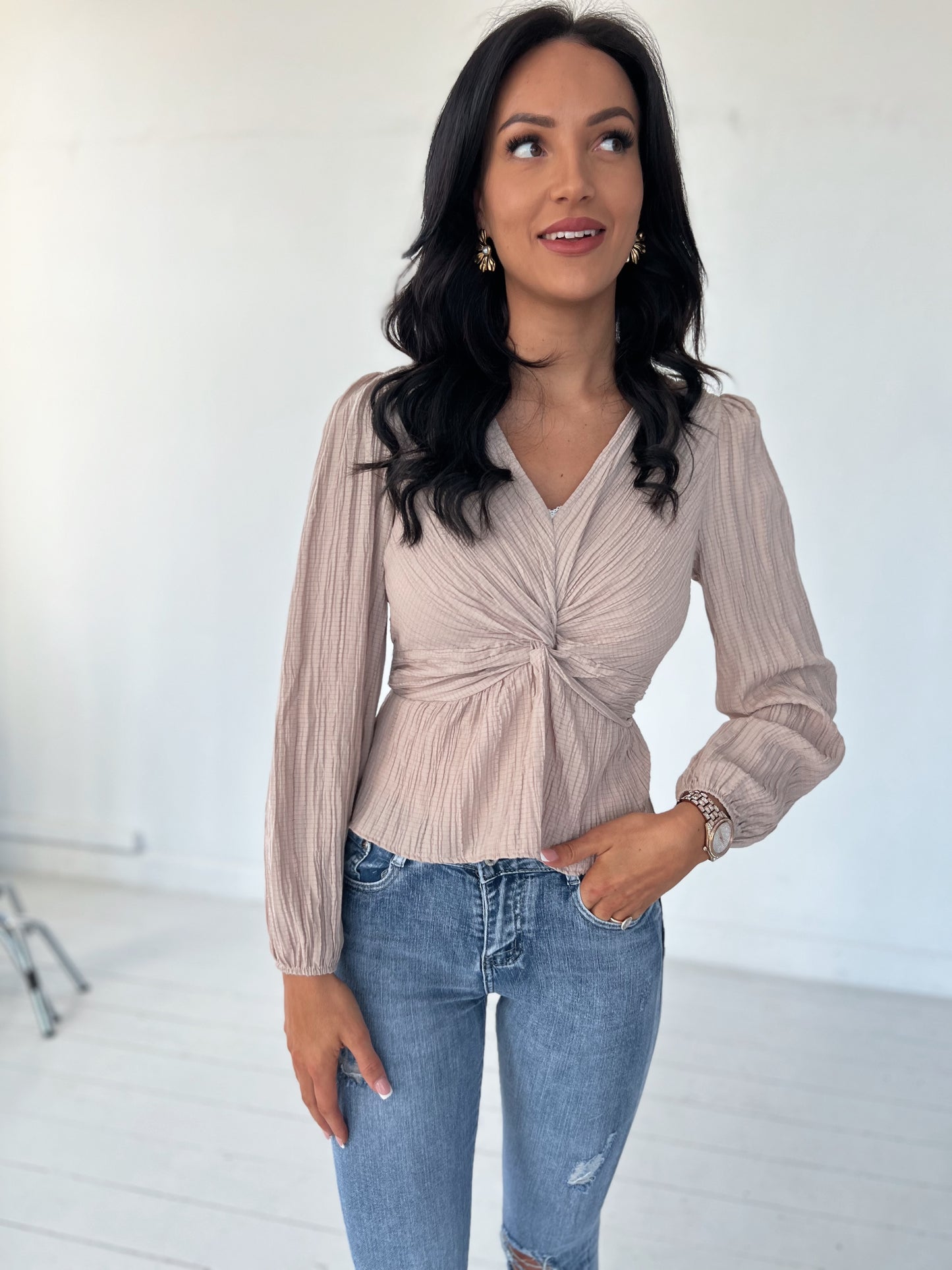 Model i Lea taupe bluse med knudedetalje fra webshoppen Aaberg Copenhagen