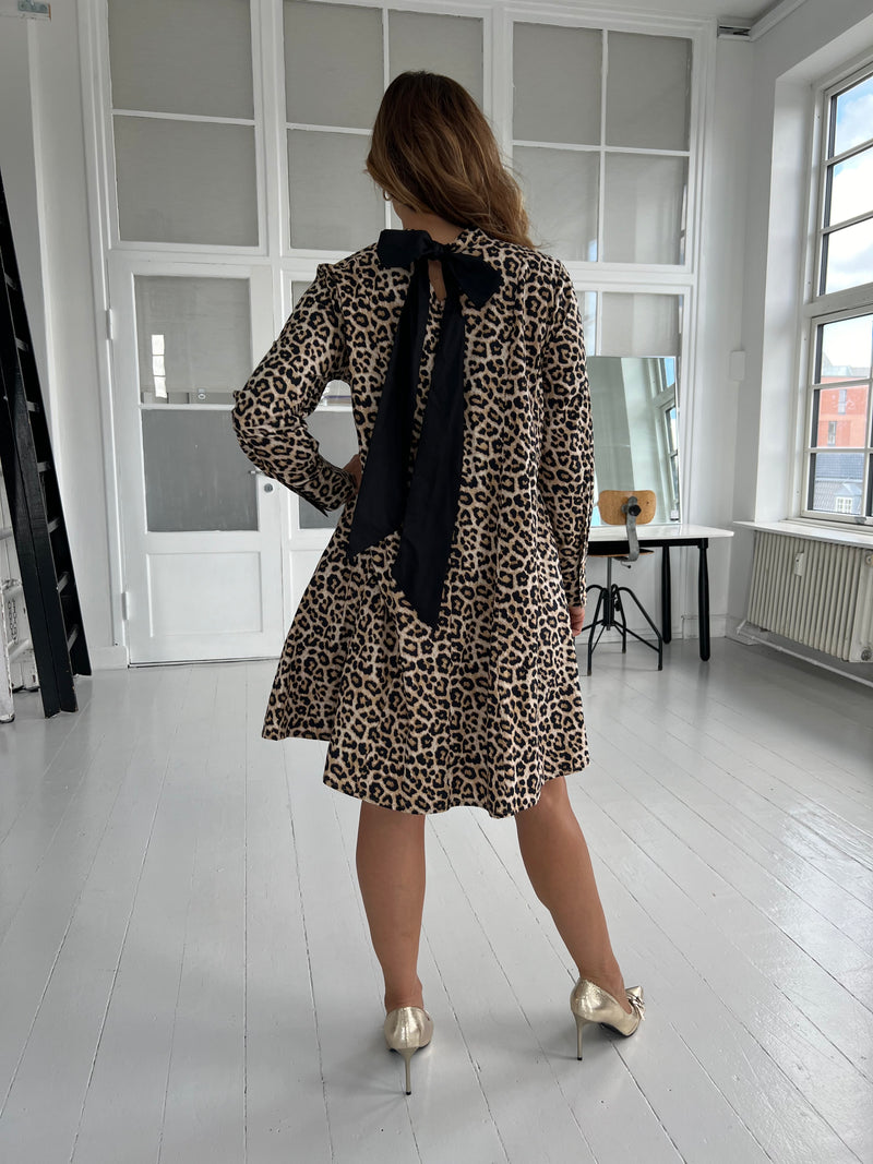 Gaspar bow poplin leopard dress (7706)-kjole-Aaberg Copenhagen