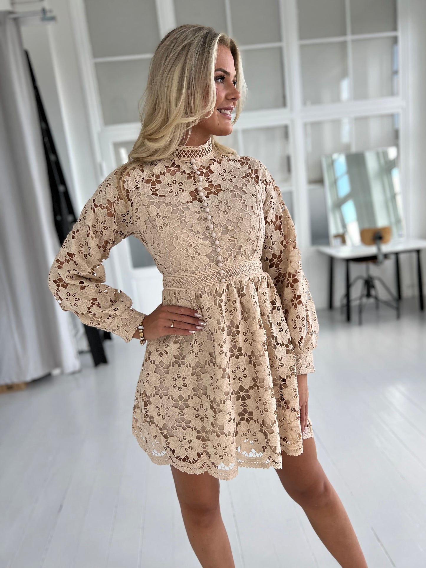 Flam beige short lace dress (8553) fra webshoppen Aaberg Copenhagen