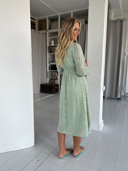 Model i Lovie & Co mintgrøn kjole (4243) fra webshoppen Aaberg Copenhagen