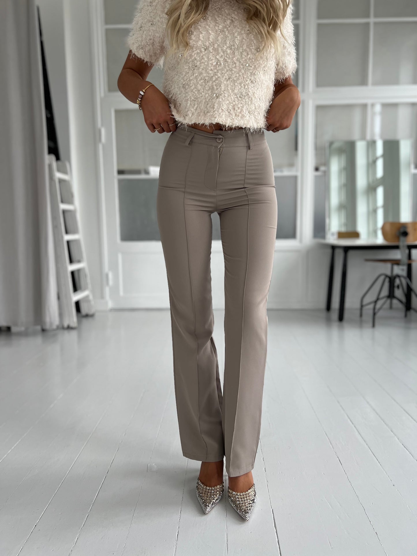 Eight paris Taupe pants (301) - Set forfra - Fra webshoppen Aaberg Copenhagen