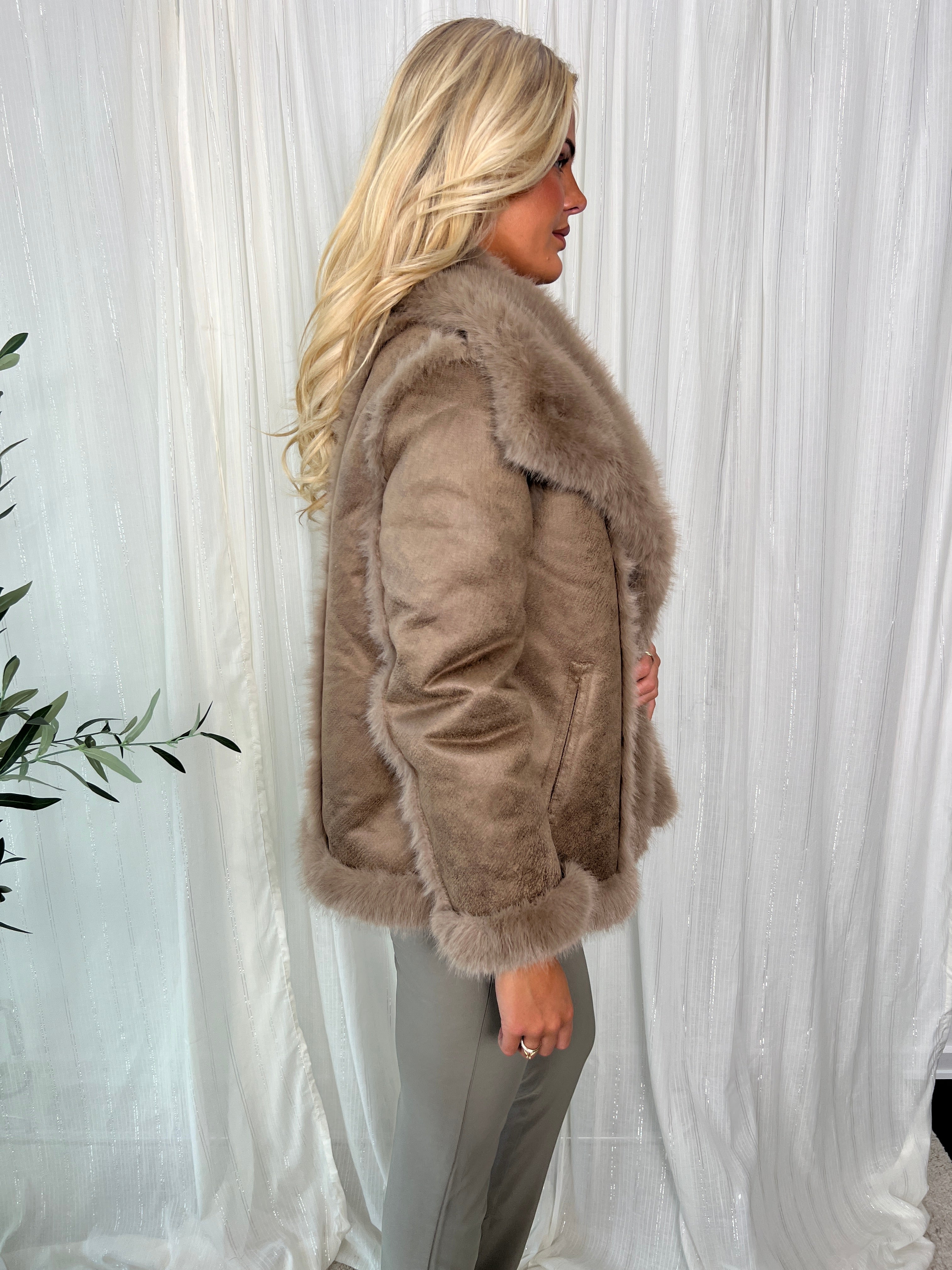 Flam taupe faux fur jakke fra webshoppen Aaberg Copenhagen