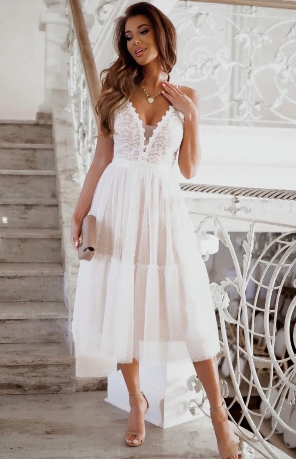 Model i Soky medi hvid kjole fra webshoppen Aaberg Copenhagen