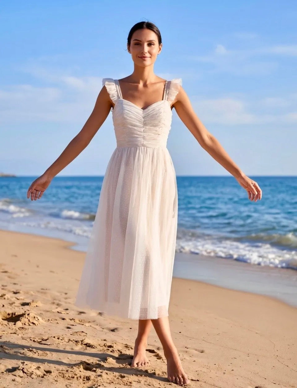 Model i Soky hvid tyl kjole fra webshoppen Aaberg Copenhagen