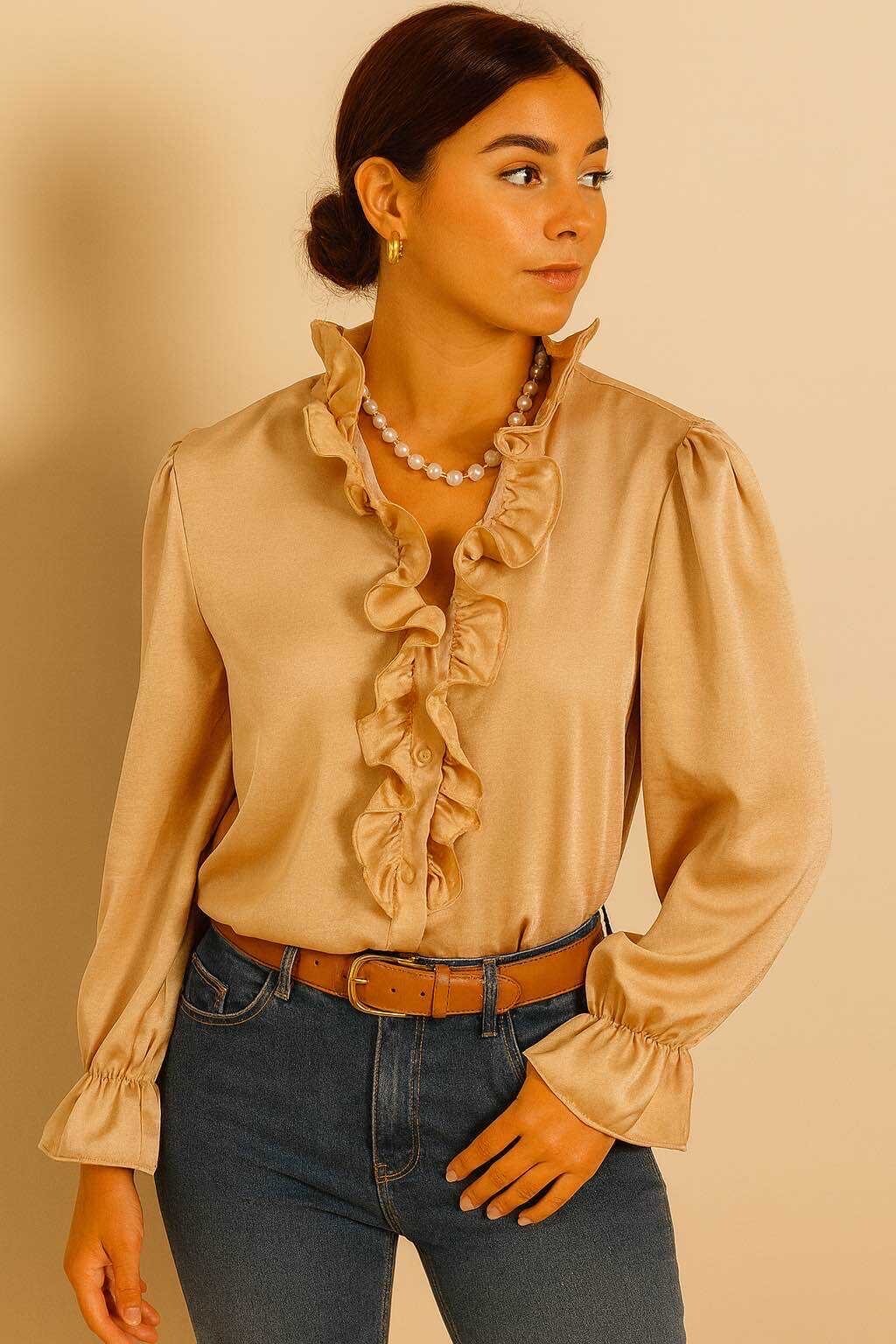 Model i LUZABELLE champagne satin Blouse fra webshoppen Aaberg Copenhagen