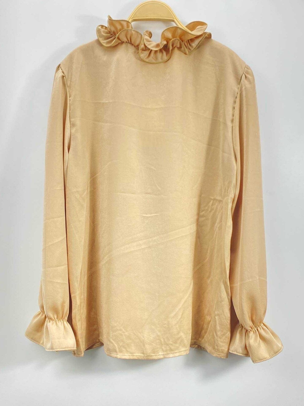 Model i LUZABELLE champagne satin Blouse fra webshoppen Aaberg Copenhagen