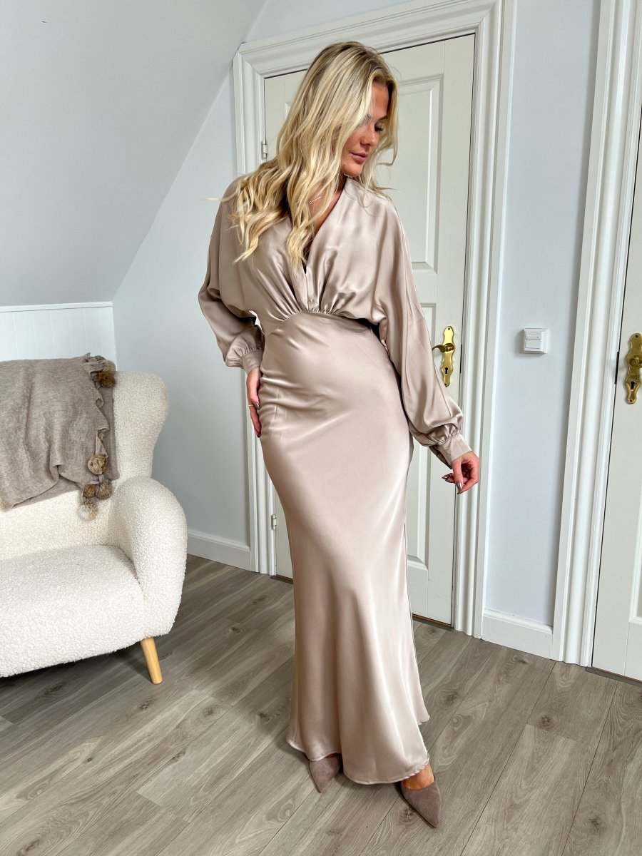 Eight luxe satin beige dress - Aaberg DK