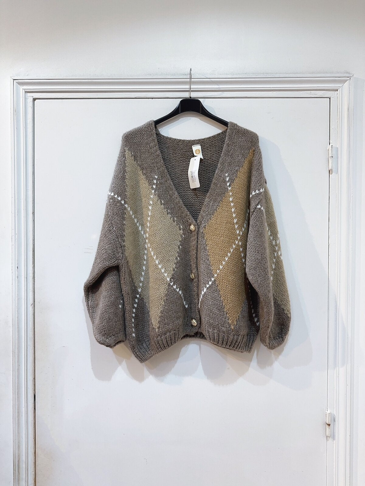 Model i Selma taupe cardigan fra webshoppen Aaberg Copenhagen
