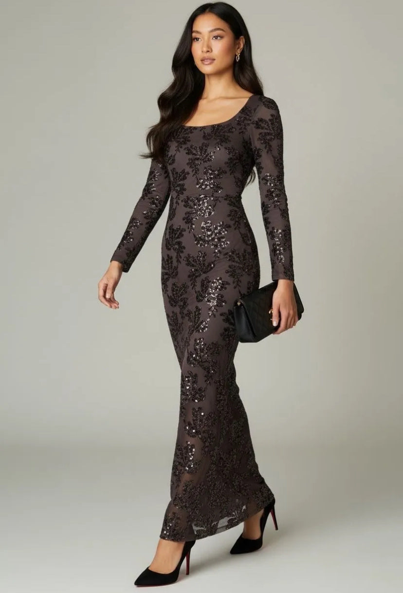 Model i Joey chocolate maxi dress fra webshoppen Aaberg Copenhagen