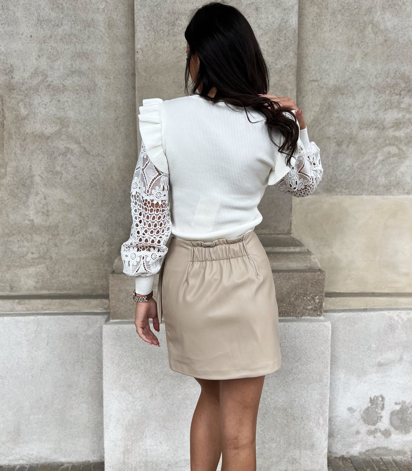 Model i Evie beige imiteret skind nederdel (3825) fra webshoppen Aaberg Copenhagen