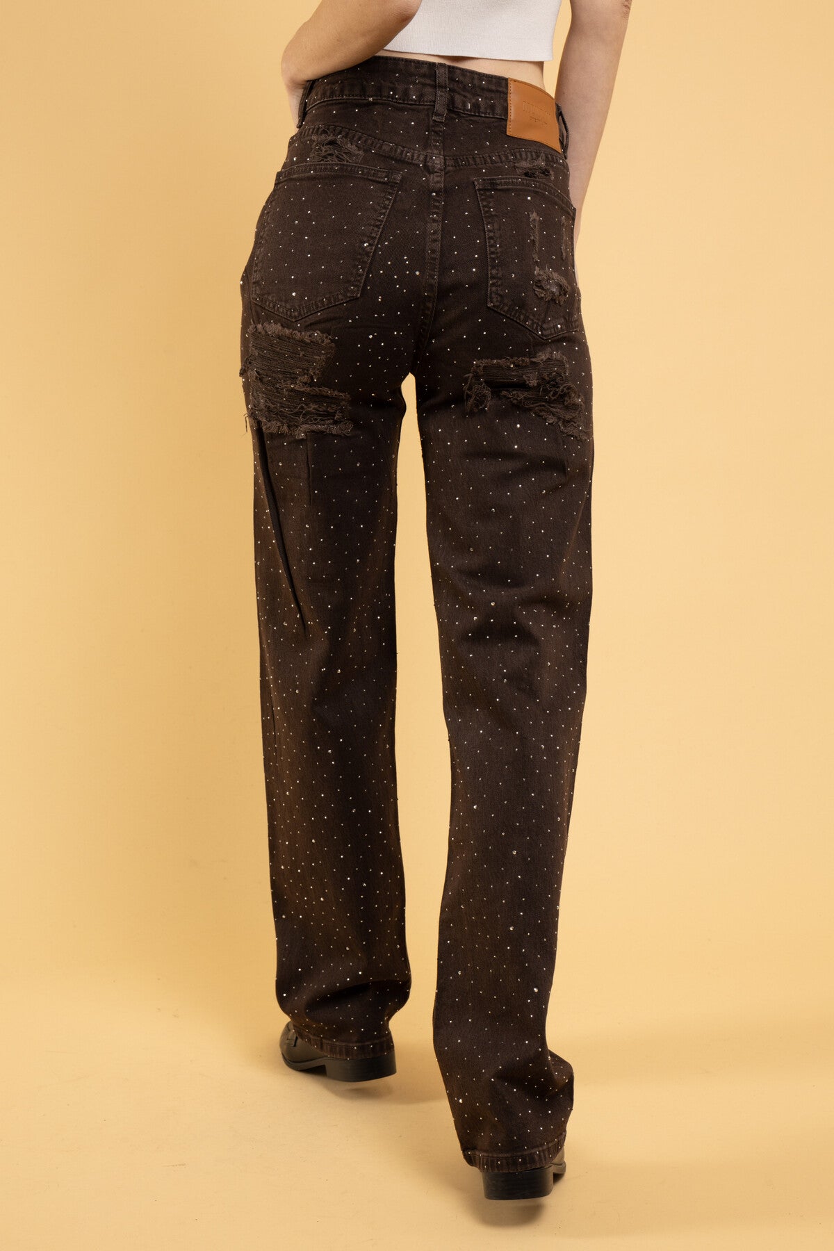 Model i Monday brown rhinestone jeans fra webshoppen Aaberg Copenhagen