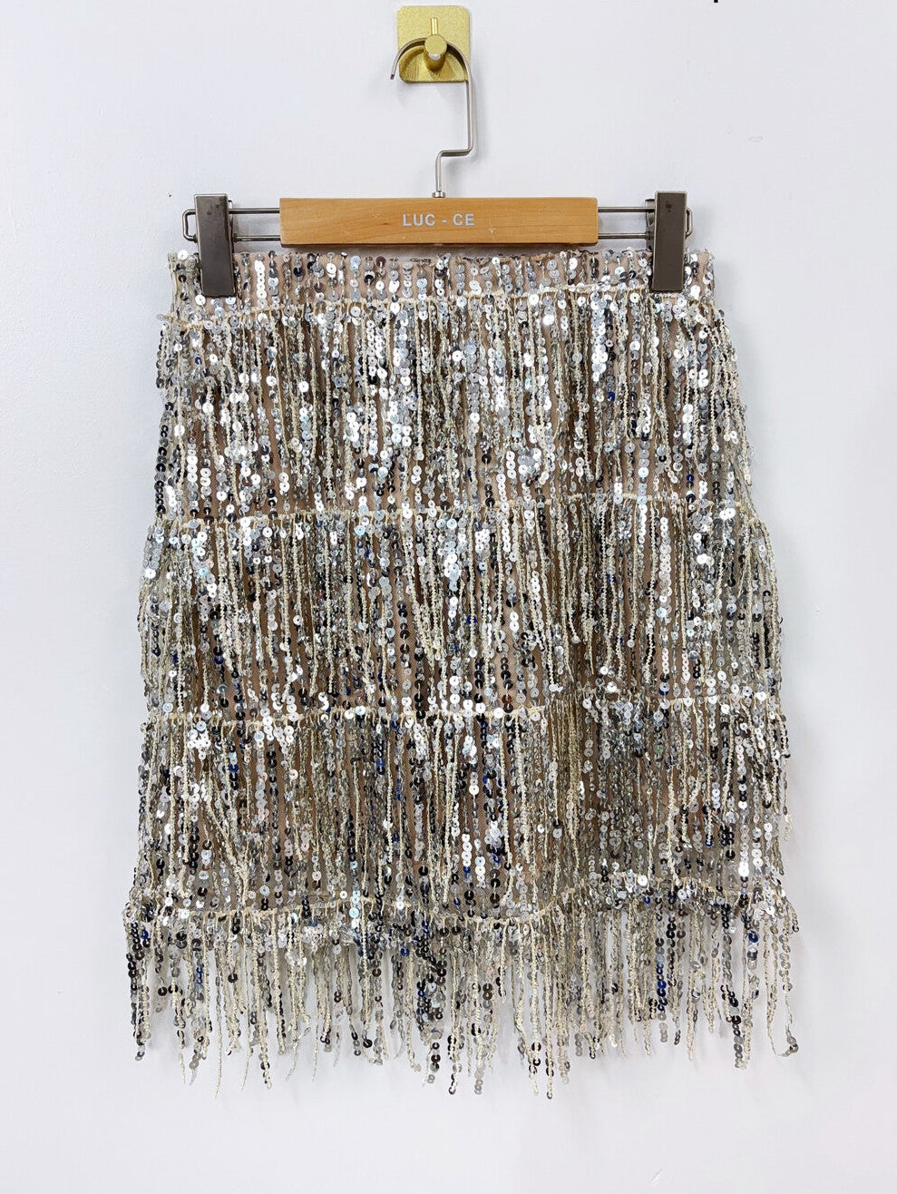 Model i Lucce sequin fringe skirt fra webshoppen Aaberg Copenhagen