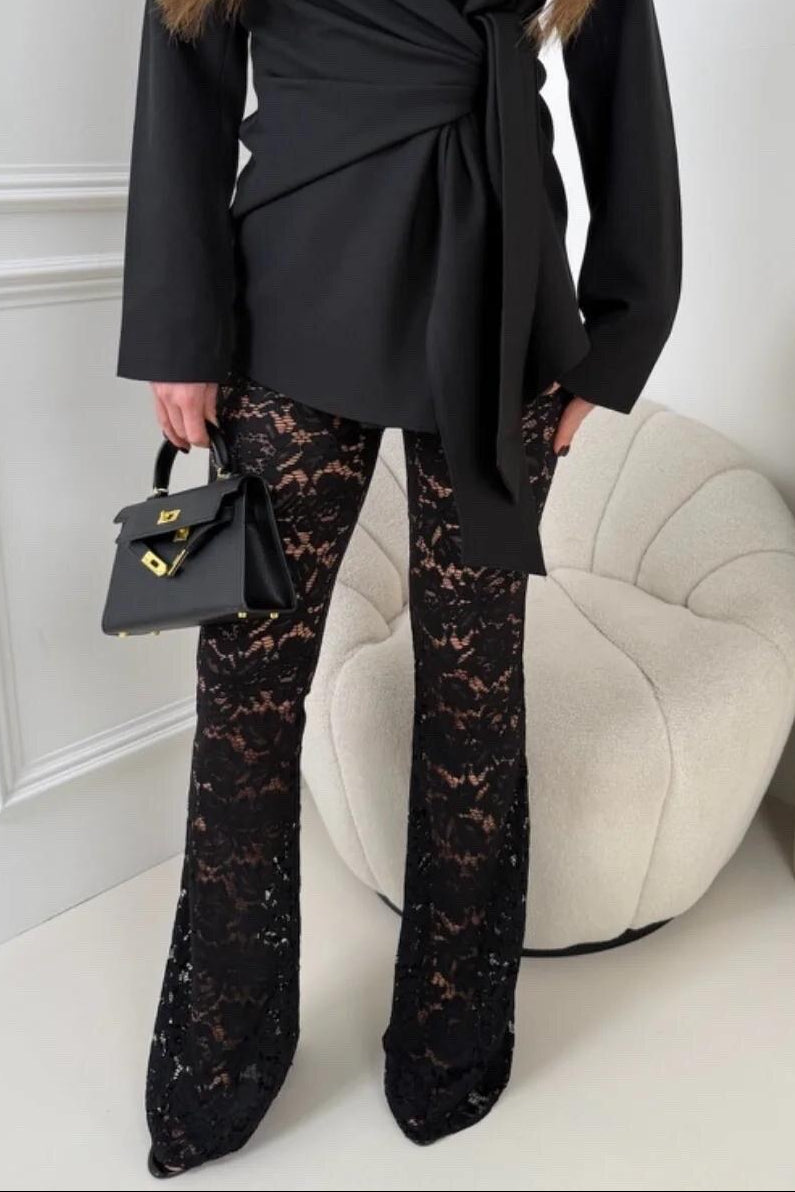 Model i Kaia black lace pants fra webshoppen Aaberg Copenhagen