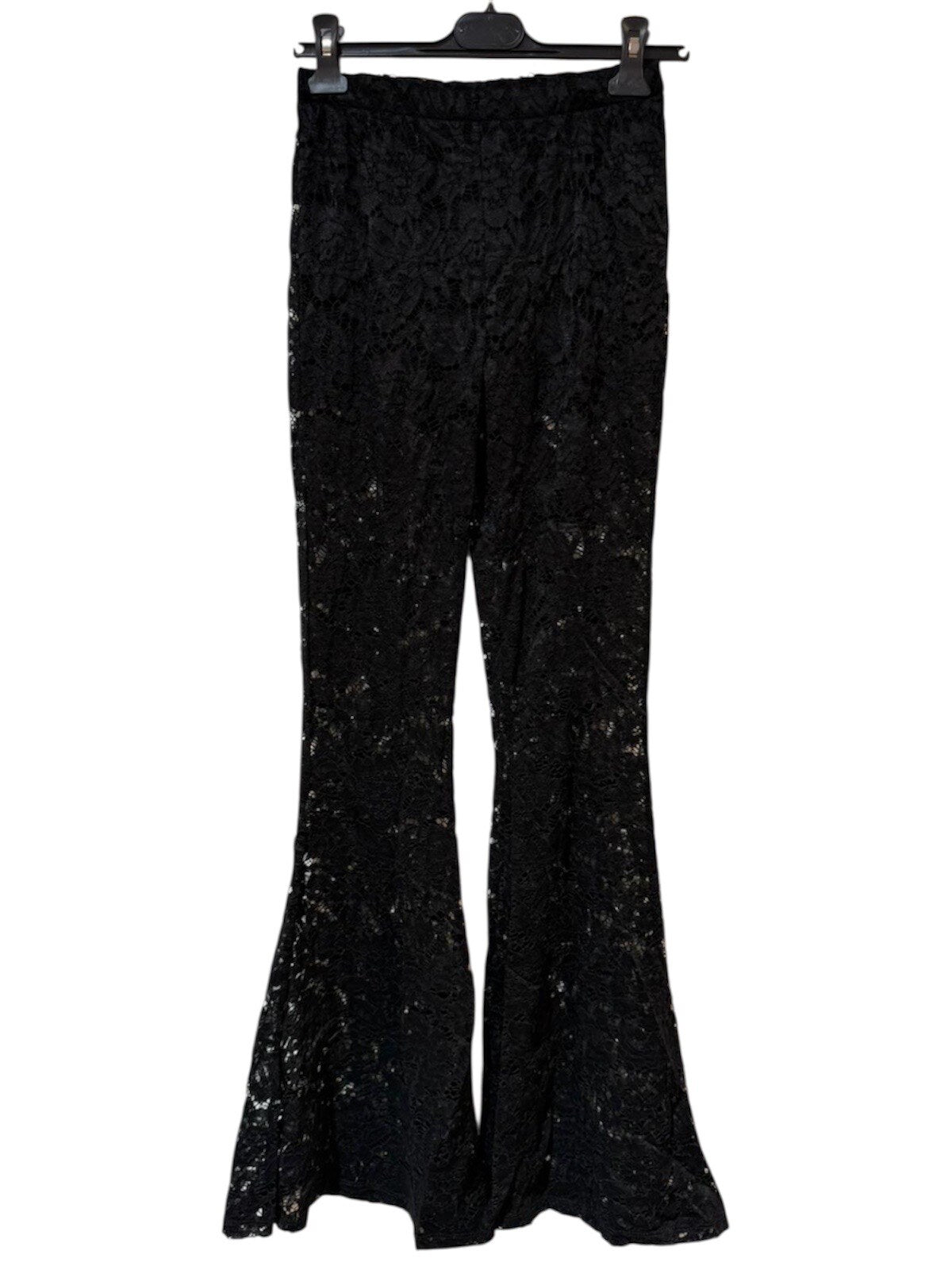 Model i Kaia black lace pants fra webshoppen Aaberg Copenhagen