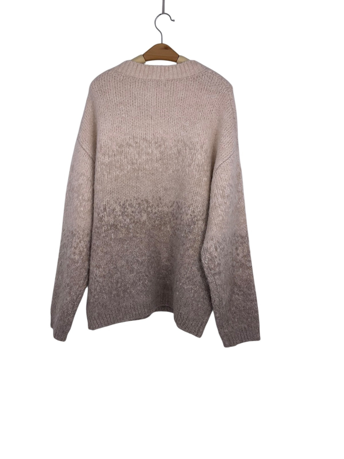 Model i Excellente beige strik fra webshoppen Aaberg Copenhagen