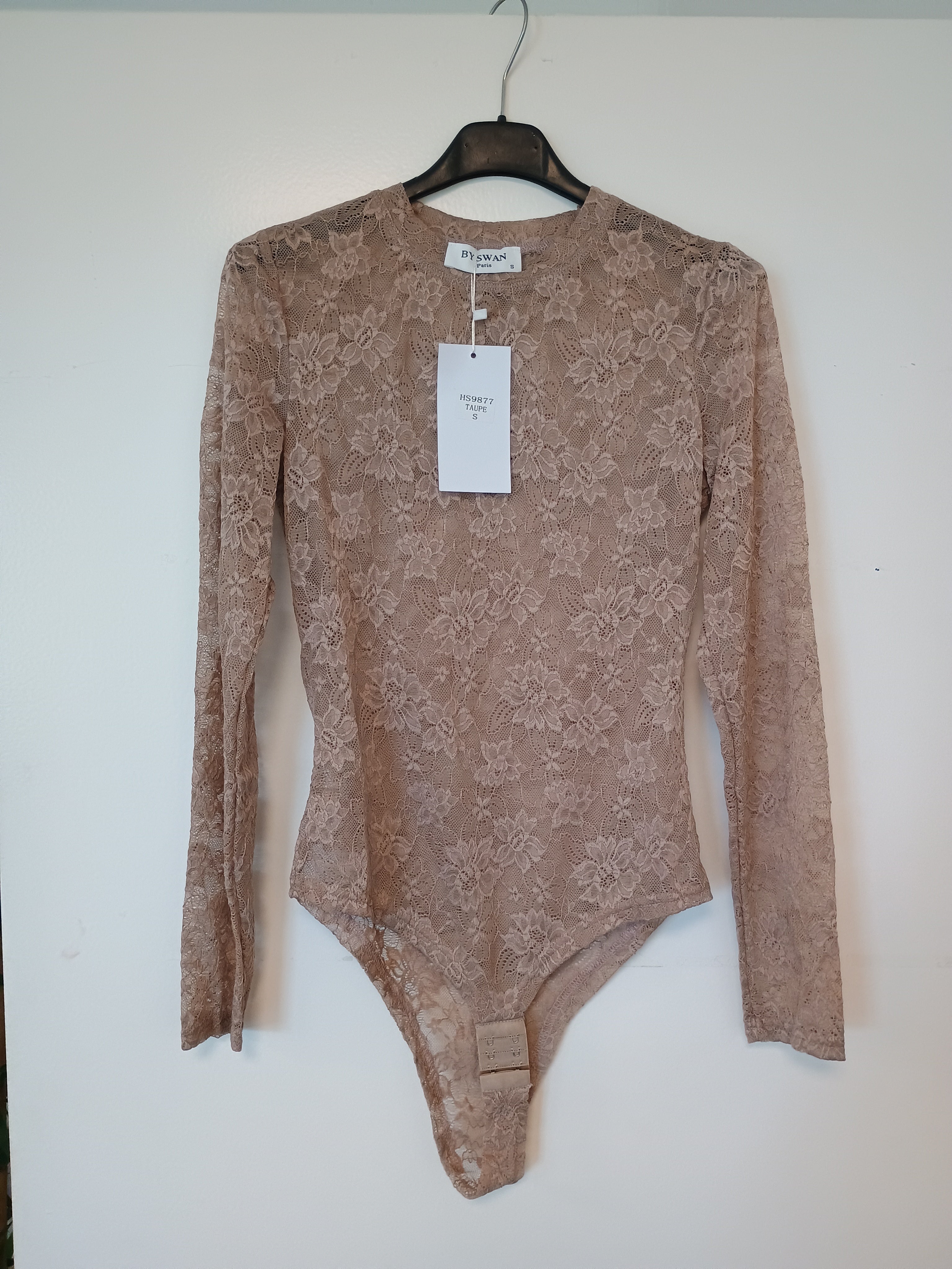 By Swan long sleeve lace body Taupe fra webshoppen Aaberg Copenhagen