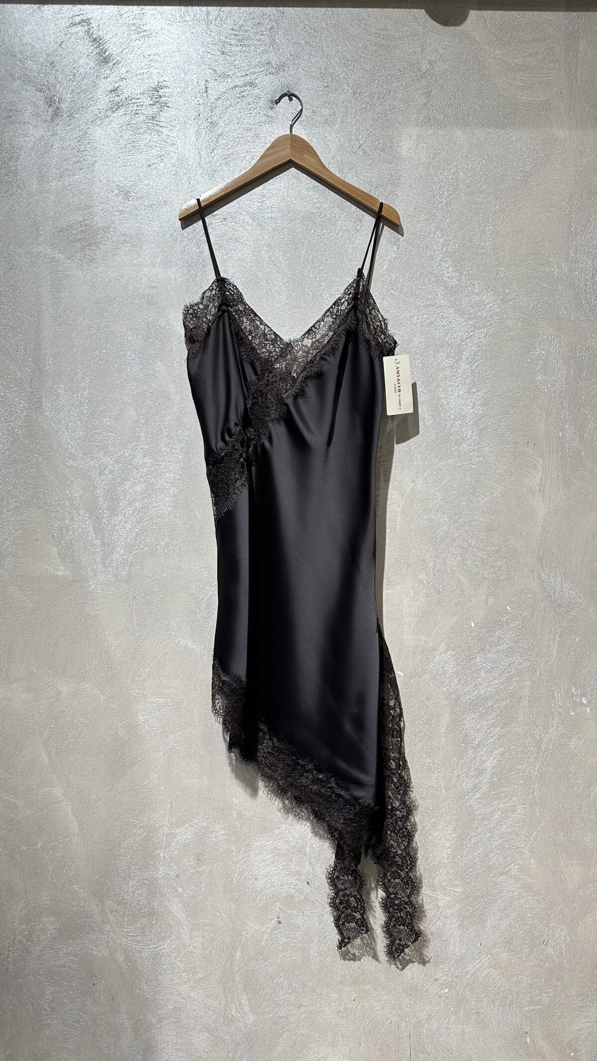 Model i Joia brown asymetric dress fra webshoppen Aaberg Copenhagen