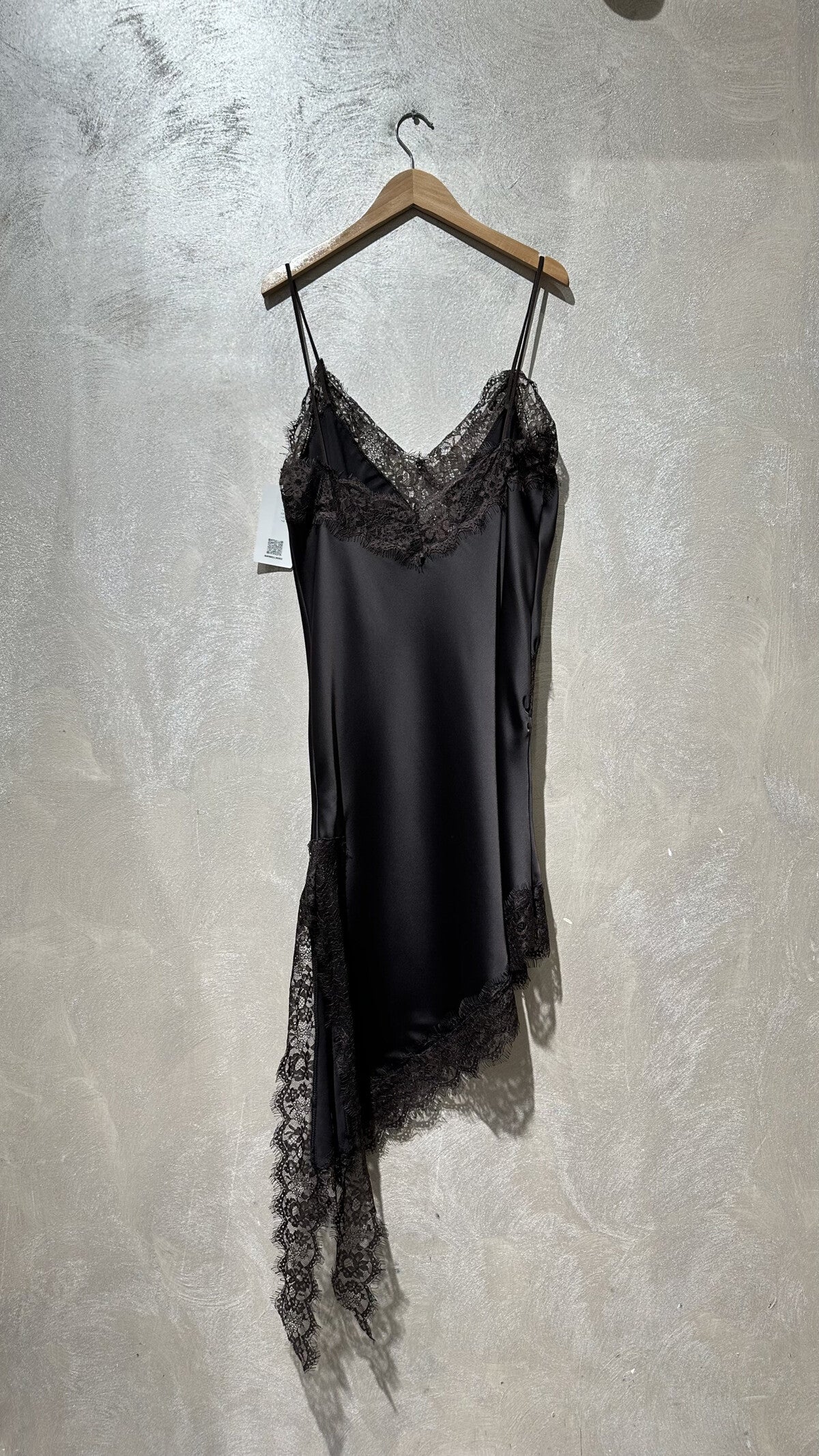 Model i Joia brown asymetric dress fra webshoppen Aaberg Copenhagen