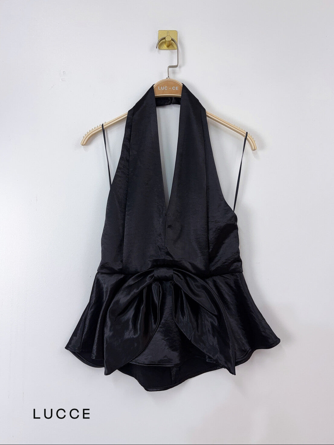 Model i Lucce black satin top fra webshoppen Aaberg Copenhagen