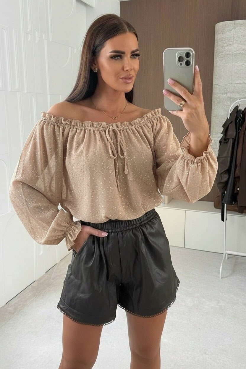 Model i Issy beige shimmer blouse fra webshoppen Aaberg Copenhagen