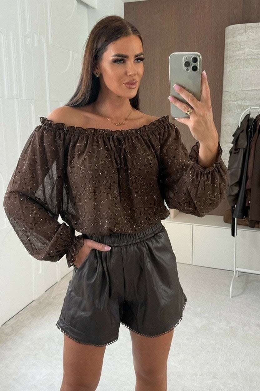 Model i Issy Brown shimmer blouse fra webshoppen Aaberg Copenhagen