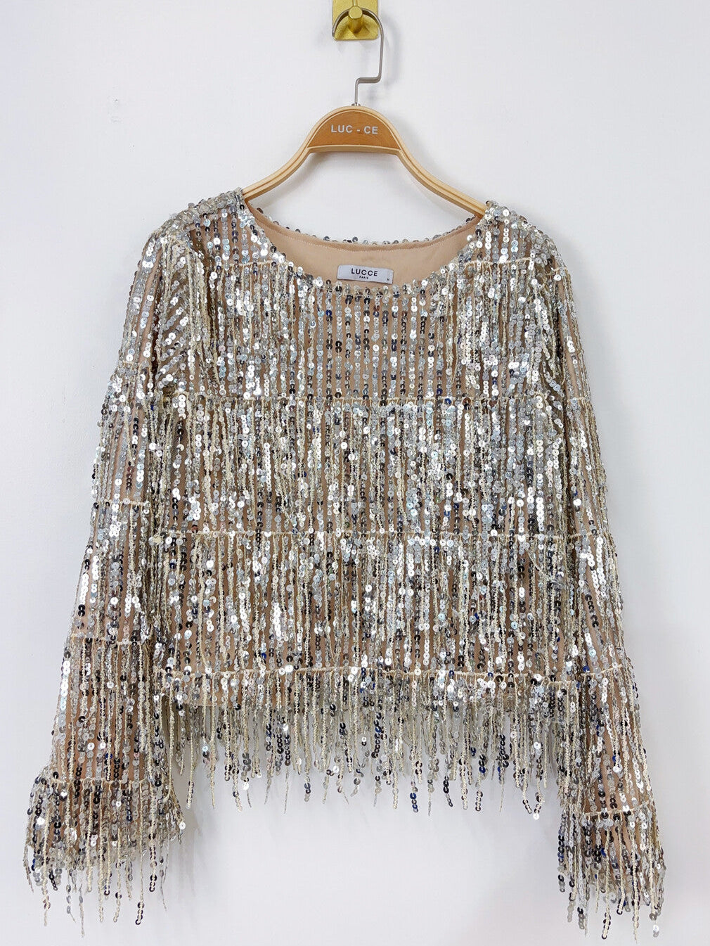 Model i Lucce sequin fringe top fra webshoppen Aaberg Copenhagen