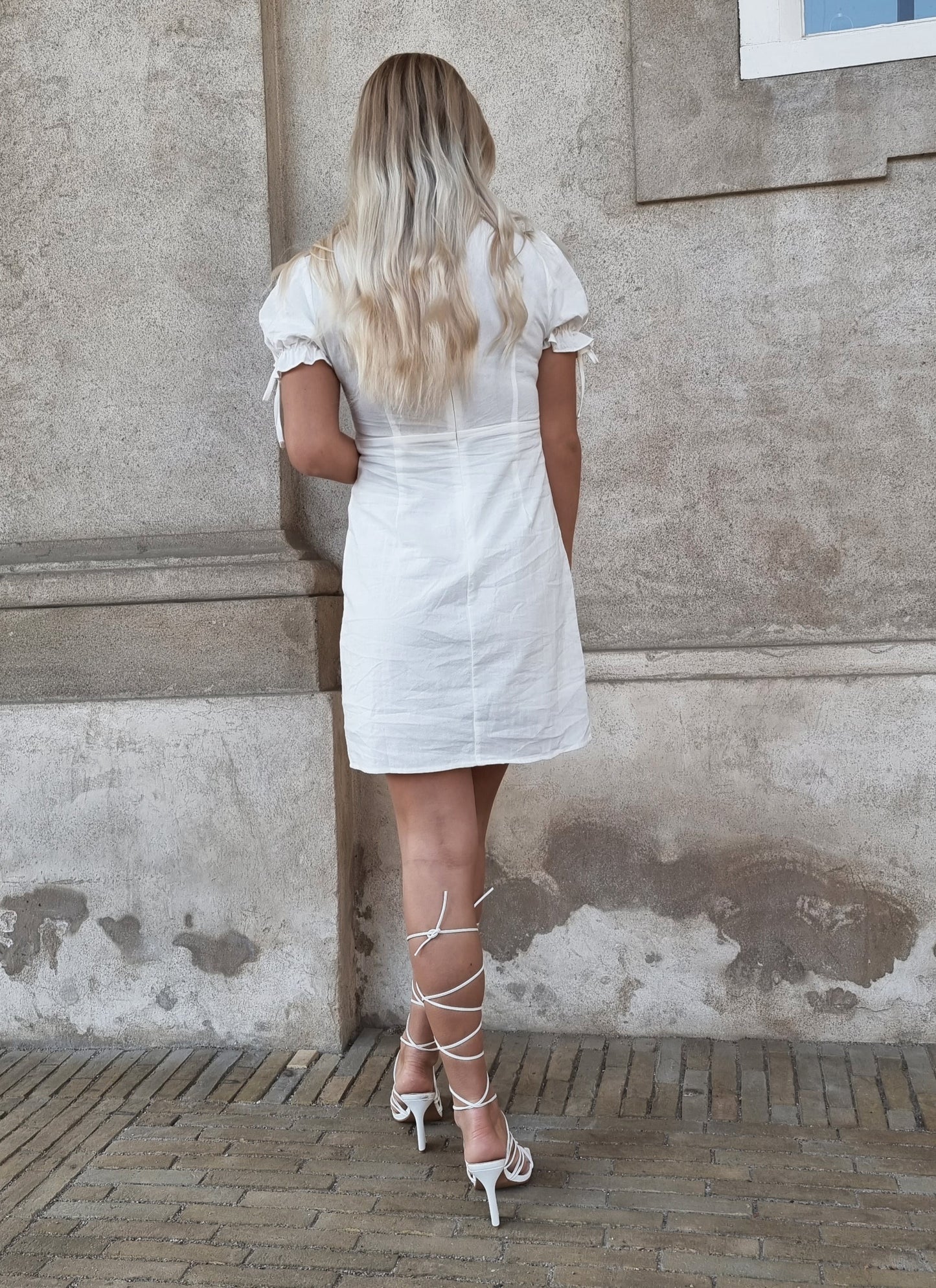 Model i Elenza hvid kjole med pufærmer og slids (0138) fra webshoppen Aaberg Copenhagen